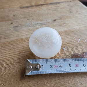 Toča premera 4 cm ob merilnem traku – pokrivalo proti toči MAX2 pomaga zaščititi vozilo pred neurjem.