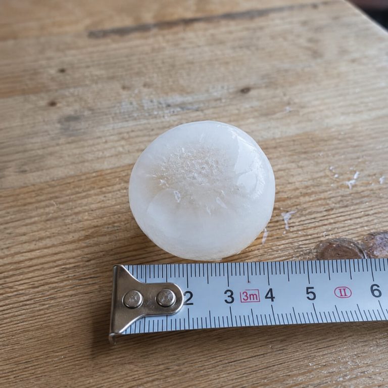 Toča premera 4 cm ob merilnem traku – pokrivalo proti toči MAX2 pomaga zaščititi vozilo pred neurjem.