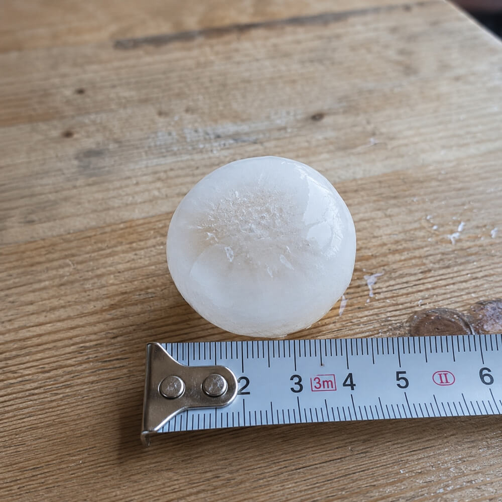 Toča premera 4 cm ob merilnem traku – pokrivalo proti toči MAX2 pomaga zaščititi vozilo pred neurjem.